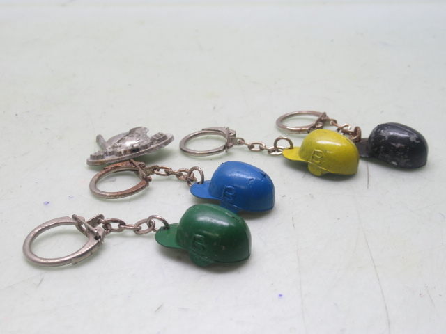 48552 古い 当時物 雑貨 キーホルダー 野球 ヘルメット 爪切り ツメ切 アンティーク コレクション まとめ売り バッジ バッヂ_画像4