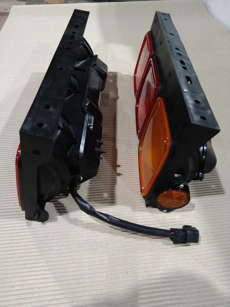 三菱 スーパーグレート 純正 3連 テールランプ 左右セット 新車外し 三菱 スーパーグレート 純正 3連 テールランプ 左右セット 新車