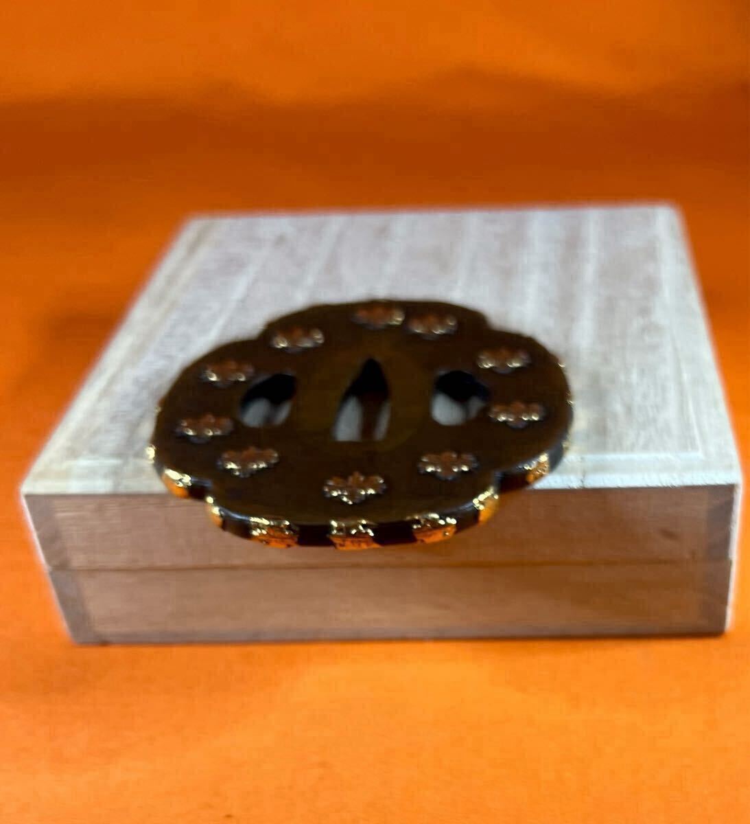 # меч принадлежности #.{ нет .}. дом .. дерево . форма с ящиком японский меч короткий меч короткий меч меч на длинной рукоятке копье доспехи гарда меча . голова глаз . маленький рисунок . рисунок доспехи золотой . старый изобразительное искусство времена предмет подлинная вещь 