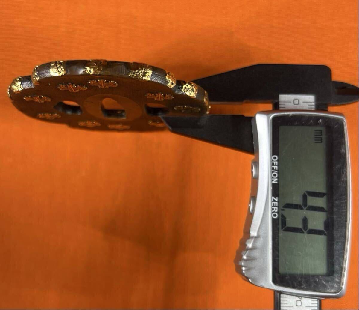 # меч принадлежности #.{ нет .}. дом .. дерево . форма с ящиком японский меч короткий меч короткий меч меч на длинной рукоятке копье доспехи гарда меча . голова глаз . маленький рисунок . рисунок доспехи золотой . старый изобразительное искусство времена предмет подлинная вещь 