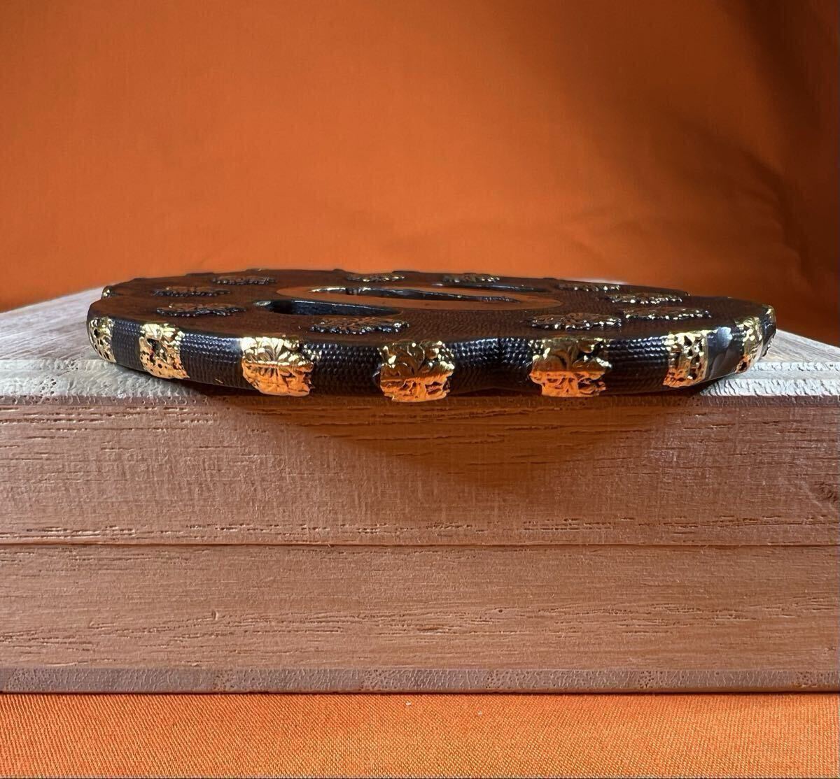 # меч принадлежности #.{ нет .}. дом .. дерево . форма с ящиком японский меч короткий меч короткий меч меч на длинной рукоятке копье доспехи гарда меча . голова глаз . маленький рисунок . рисунок доспехи золотой . старый изобразительное искусство времена предмет подлинная вещь 