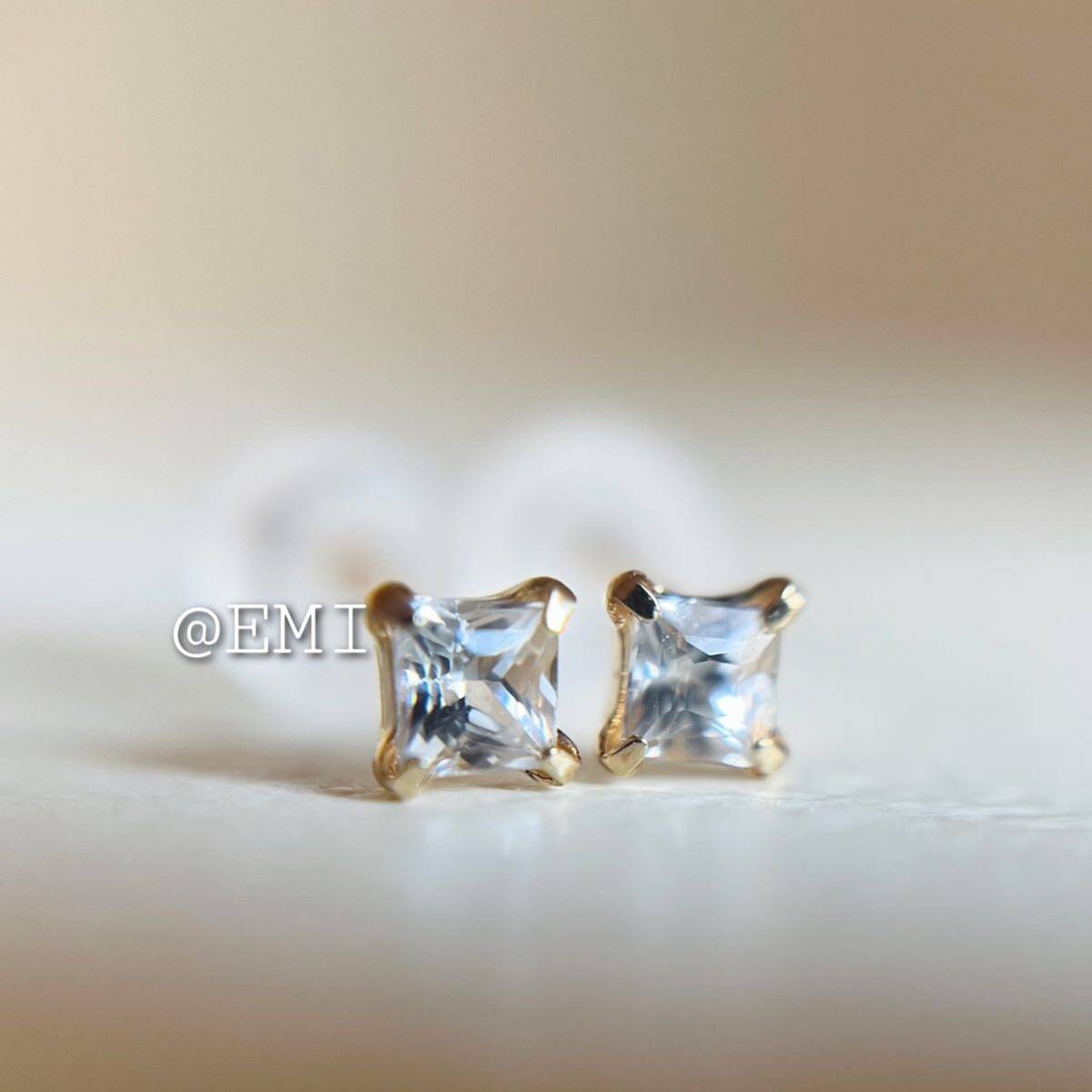 K18 天然石ホワイトサファイア　SQ　無色　サファイア　ピアス　ファンシー　sapphire 18金_画像2