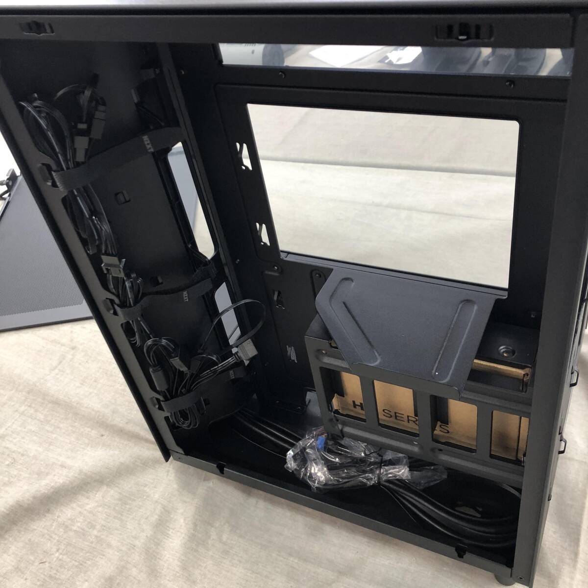 【未使用】NZXT H6 Flow RGB Black 2面スモーク 強(qiáng)化ガラスパネル採用 120mm RGBファン3基付屬 ATX PCケース CC-H61FB-R1 CS8791