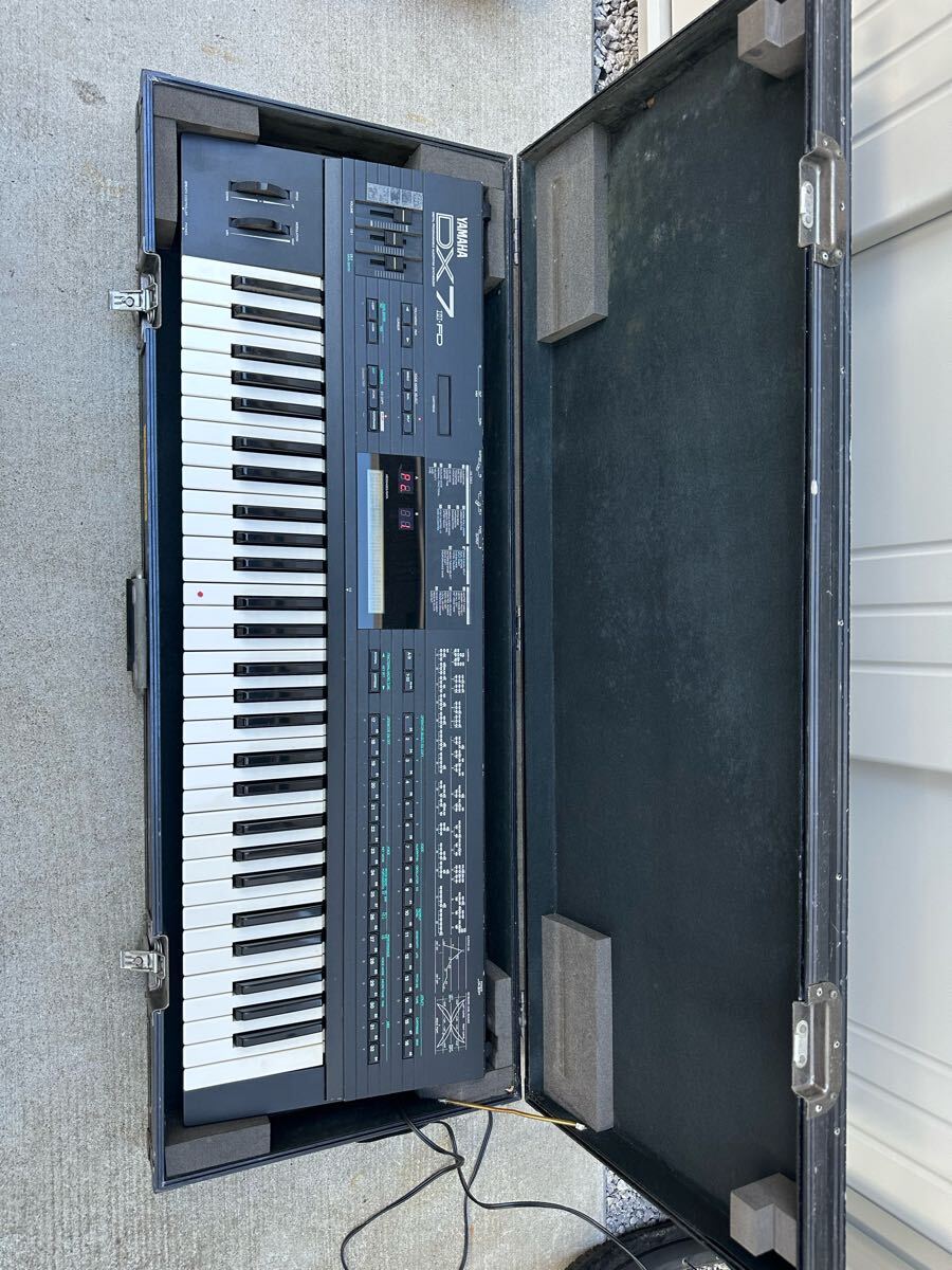 YAMAHA DX7II-D シンセサイザー ハードケース付き 0702② YAMAHA DX7II FD ヤマハ シンセサイザー ハードケース付属