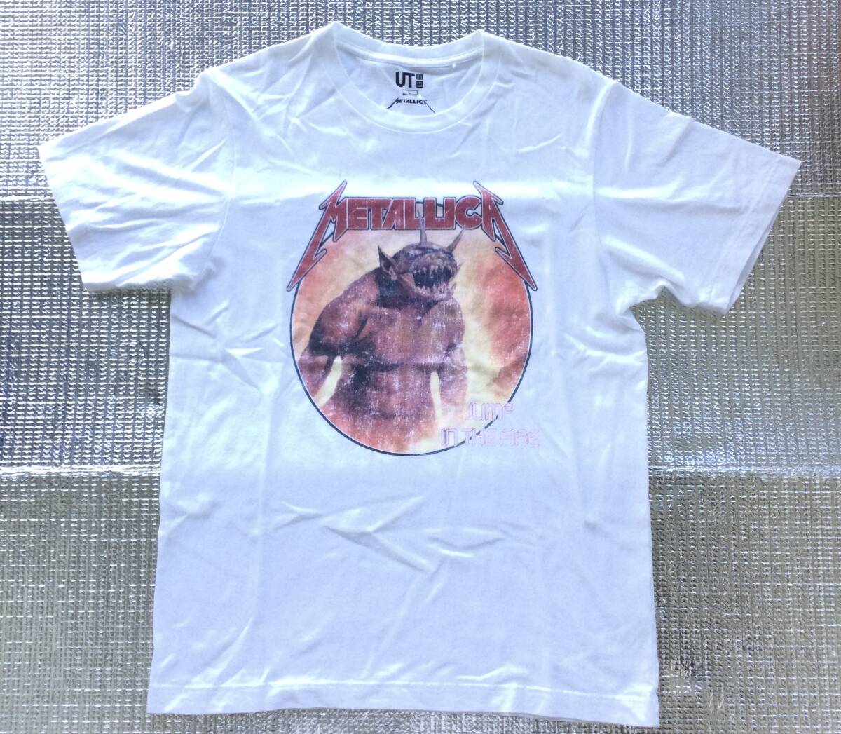 バンドT【メタリカ METALLICA ★怪獣デザインJump In The Fire ★ UNIQLOコラボTシャツ】ロックT ユニクロ　ヘビメタ　ハードロック_画像1