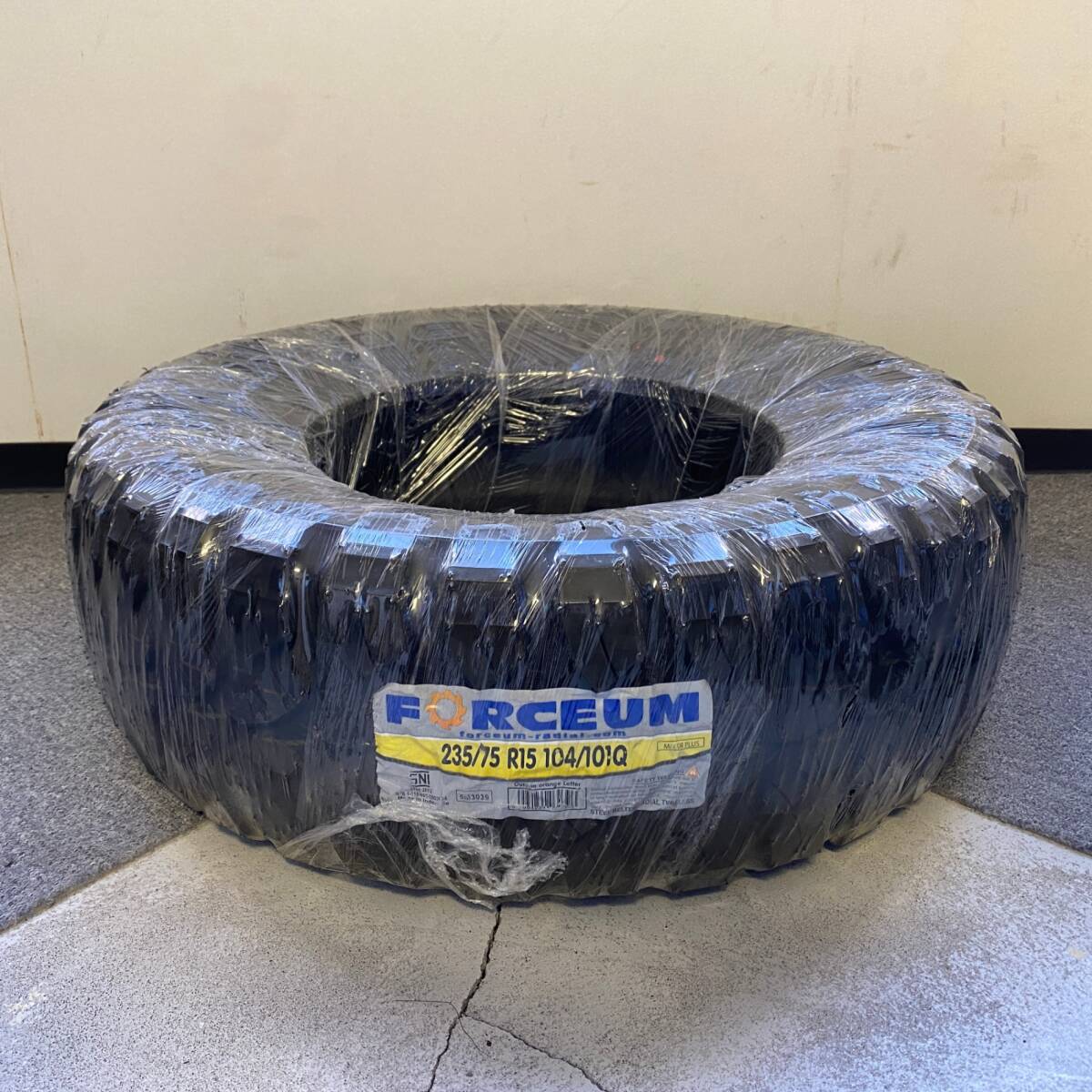 FORCEUM　タイヤ　235/75 R15 104/101Q_画像1