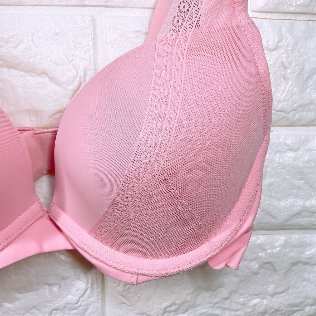 新品　トリンプ　アモスタイル　夢みるブラスムースアンドレース ブラジャー E65_画像2