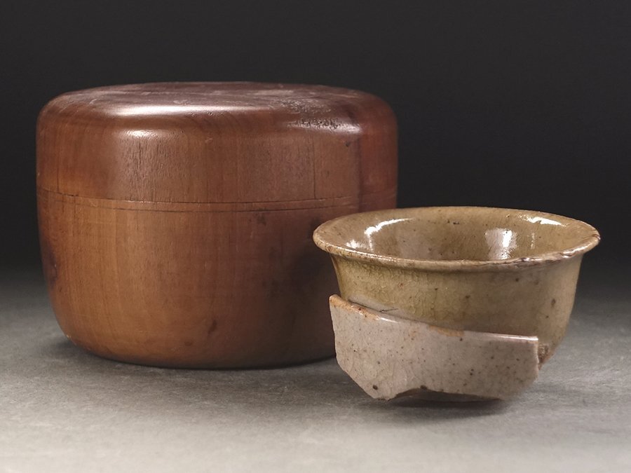 時代 古瀬戸 盃 ぐい呑 江戸時代 ∇花∇江戸時代初期 堀の手か 古瀬戸灰釉酒盃 ぐい呑・猪口 豪快