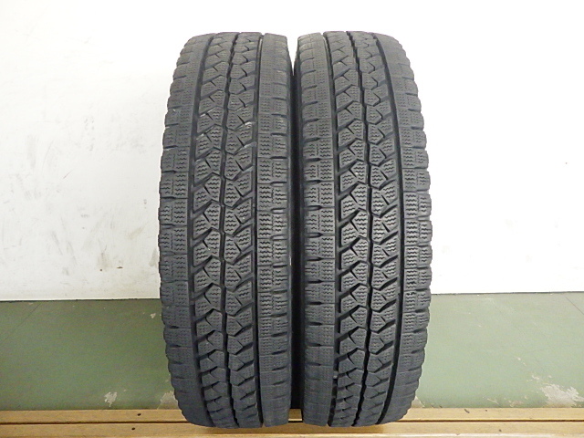 205/85R16 117/115L ブリヂストン BRIDGESTONE 冬 BLIZZAK W979 中古 8分山 2本SET スタッドレスタイヤ 日本製 205/85/16 205/85-16 L19120_画像1