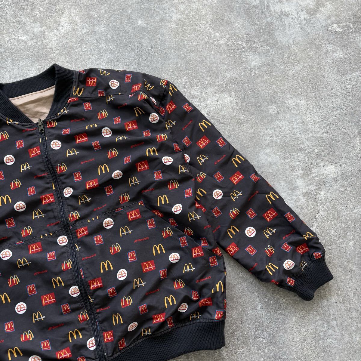 【graniph】グラニフ マクドナルド リバーシブル ブルゾン ジャケット ヒストリーパターン McDonald’s 総柄 刺繍ロゴ コラボジャンパー_画像3