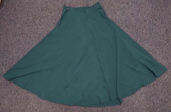 【新品・未使用】夏は涼しいシルク100％ レディース ロングスカート Sサイズ W62cm ダークグリーン ペチコート付 ④_画像3