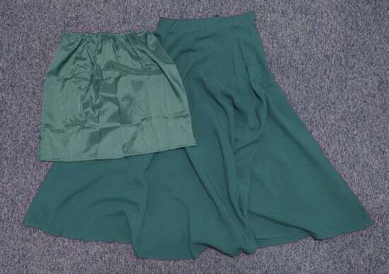 【新品・未使用】夏は涼しいシルク100％ レディース ロングスカート Sサイズ W62cm ダークグリーン ペチコート付 ④_画像2