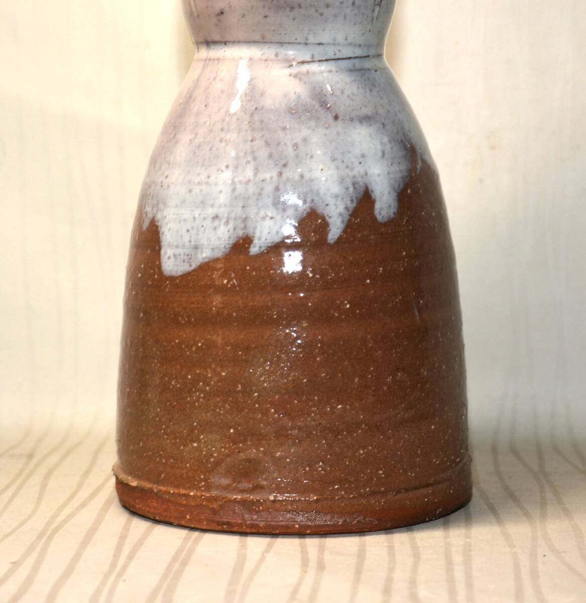 71◆初荷です ◆茶道具 萩焼 坂田泥華 萩白釉擂座花入 ◆共箱 口に一か所小ホツレあり_画像6