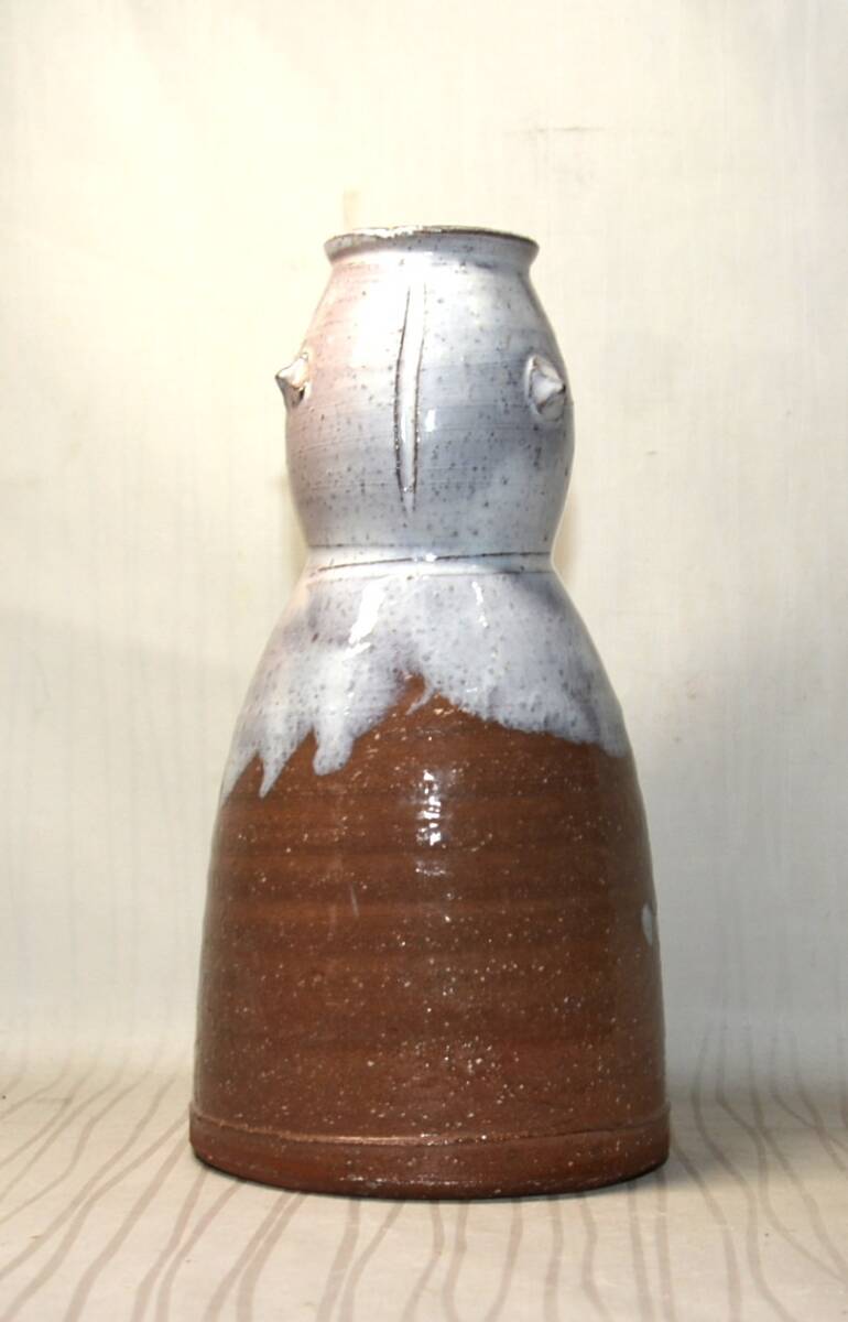 71◆初荷です ◆茶道具 萩焼 坂田泥華 萩白釉擂座花入 ◆共箱 口に一か所小ホツレあり_画像2