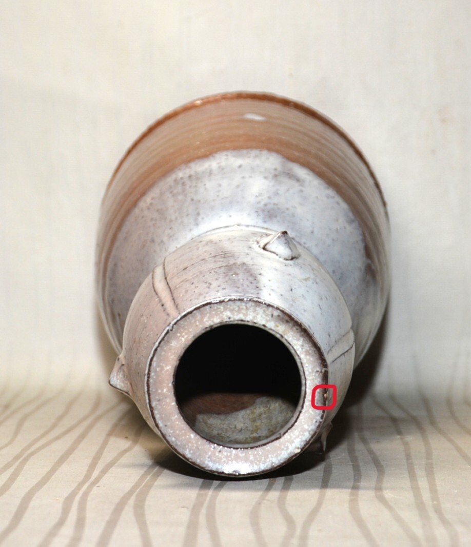 71◆初荷です ◆茶道具 萩焼 坂田泥華 萩白釉擂座花入 ◆共箱 口に一か所小ホツレあり_画像7