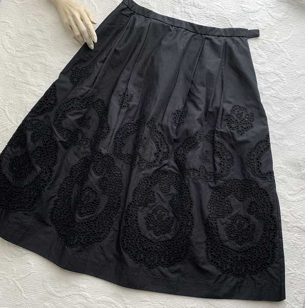 美品 レリアン Leilian　レース刺繍　綿コットン　フレアスカート 黒 ブラック　レーススカラップ　日本製　レディース　ボトムス_画像4