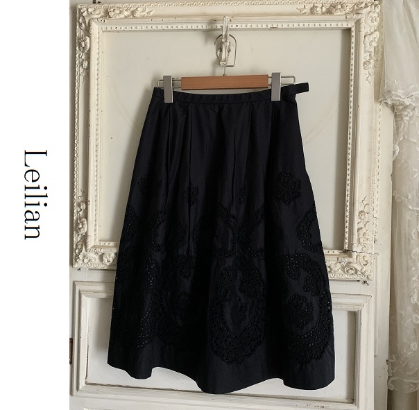 美品 レリアン Leilian　レース刺繍　綿コットン　フレアスカート 黒 ブラック　レーススカラップ　日本製　レディース　ボトムス_画像1