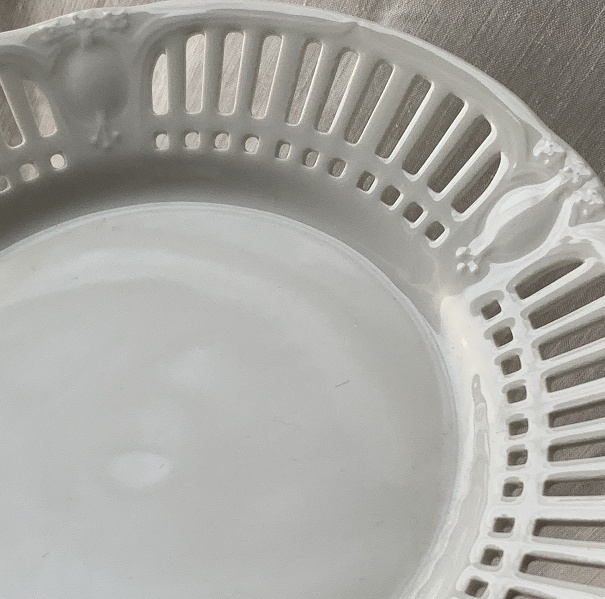 シューマン chimann germany 透かし皿　花　フラワー エンボス　かわいいプレート　白 ホワイト ドイツ　アンティーク 陶器　　_画像3