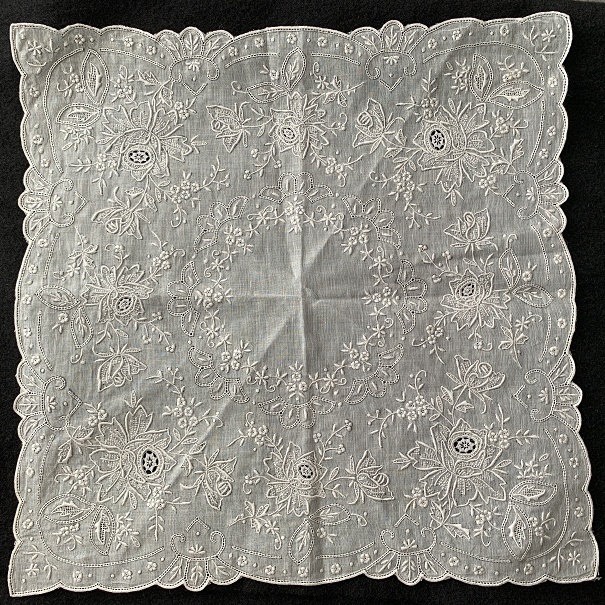 未使用 スワトウ ハンカチ 汕頭 手刺繍 SWATOW 白 ホワイト フラワー 花 冠婚葬祭 ブルーミング中西_画像1