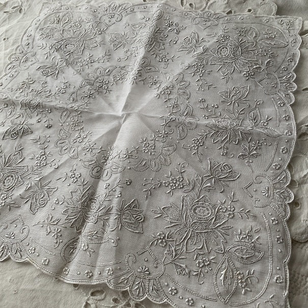 未使用 スワトウ ハンカチ 汕頭 手刺繍 SWATOW 白 ホワイト フラワー 花 冠婚葬祭 ブルーミング中西_画像2