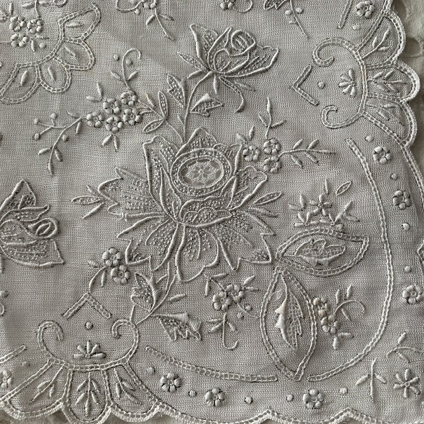 未使用 スワトウ ハンカチ 汕頭 手刺繍 SWATOW 白 ホワイト フラワー 花 冠婚葬祭 ブルーミング中西_画像3