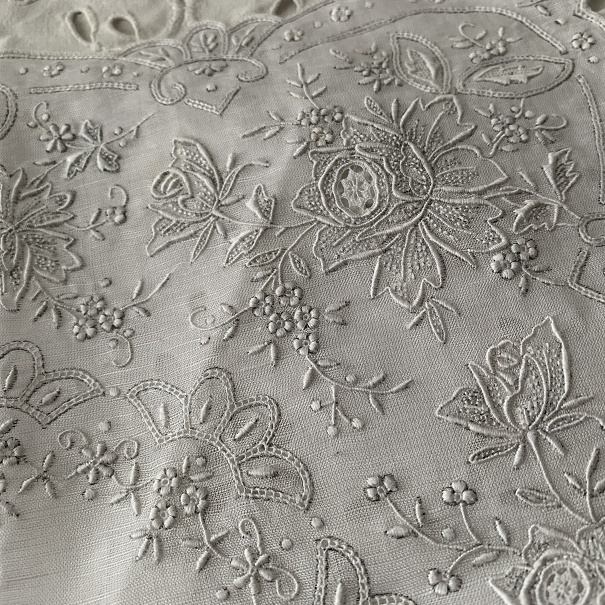 未使用 スワトウ ハンカチ 汕頭 手刺繍 SWATOW 白 ホワイト フラワー 花 冠婚葬祭 ブルーミング中西_画像4