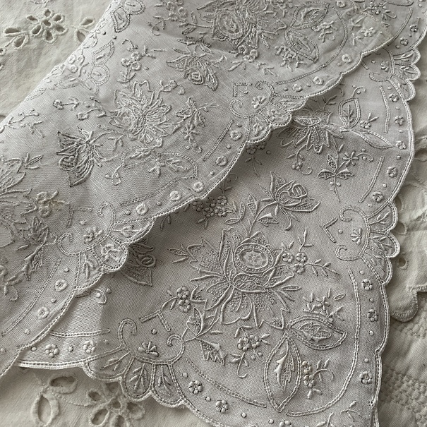 未使用 スワトウ ハンカチ 汕頭 手刺繍 SWATOW 白 ホワイト フラワー 花 冠婚葬祭 ブルーミング中西_画像6