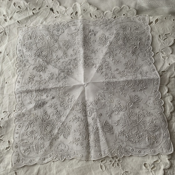 未使用 スワトウ ハンカチ 汕頭 手刺繍 SWATOW 白 ホワイト フラワー 花 冠婚葬祭 ブルーミング中西_画像8