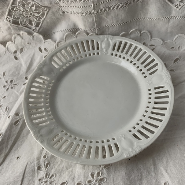 シューマン chimann germany 透かし皿　花　フラワー エンボス　かわいいプレート　白 ホワイト ドイツ　アンティーク 陶器　　_画像1