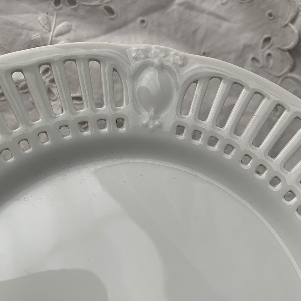 シューマン chimann germany 透かし皿　花　フラワー エンボス　かわいいプレート　白 ホワイト ドイツ　アンティーク 陶器　　_画像4