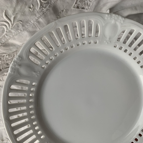 シューマン chimann germany 透かし皿　花　フラワー エンボス　かわいいプレート　白 ホワイト ドイツ　アンティーク 陶器　　_画像8