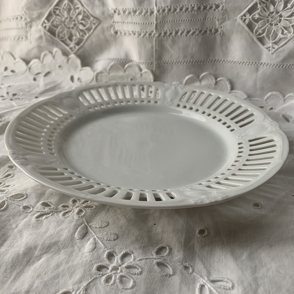 シューマン chimann germany 透かし皿　花　フラワー エンボス　かわいいプレート　白 ホワイト ドイツ　アンティーク 陶器　　_画像10