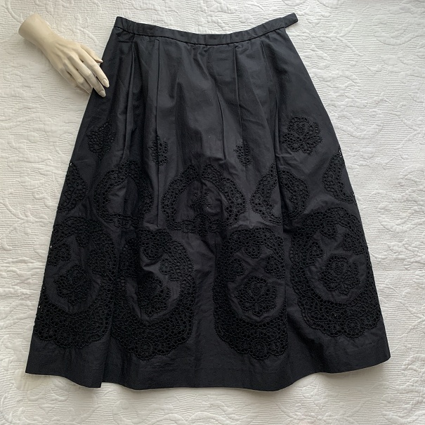 美品 レリアン Leilian　レース刺繍　綿コットン　フレアスカート 黒 ブラック　レーススカラップ　日本製　レディース　ボトムス_画像2