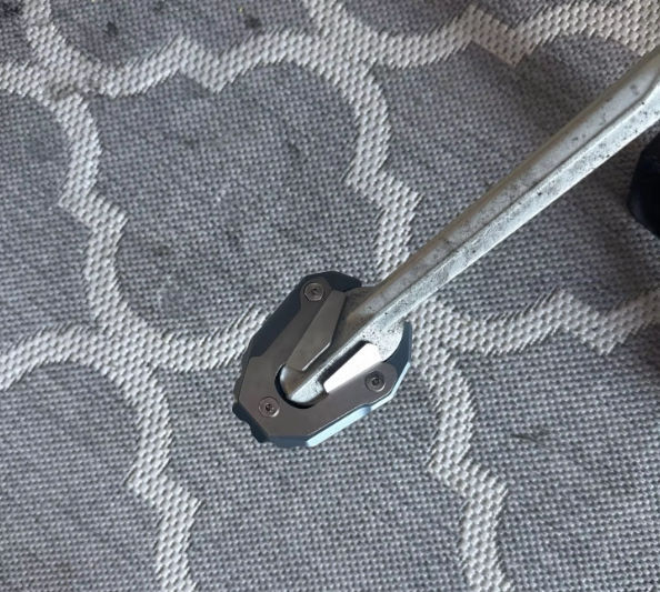 トライアンフ タイガー900 ラリープロ 2021 サイドスタンド 延長プレート アルミ製 ブラック_画像1