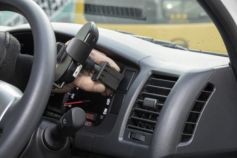 CRS シーアールエス ワイヤレス充電ホルダー向けスイッチホールカバー15.8φ Atype ハイエース/レジアスエース 4型~ 2013年12月~ es-2027_画像3