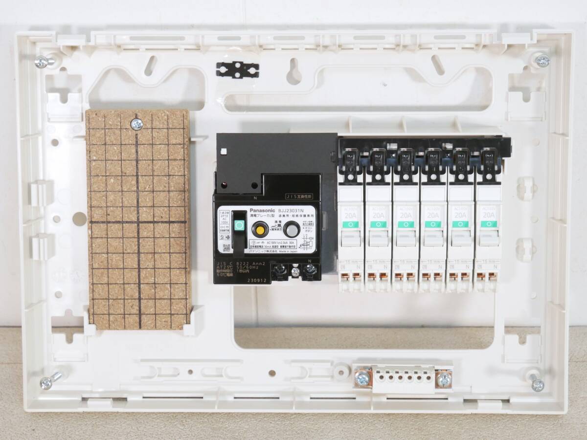 Panasonic 住宅分電盤 スッキリパネル コンパクト21 リミッタースペース付 露出・半埋込両用形 回路数：12+2 主幹容量：75A BQW37122 Panasonic⁄パナソニック BQWB8462 スッキリパネルコンパクト21 ヨコ1列