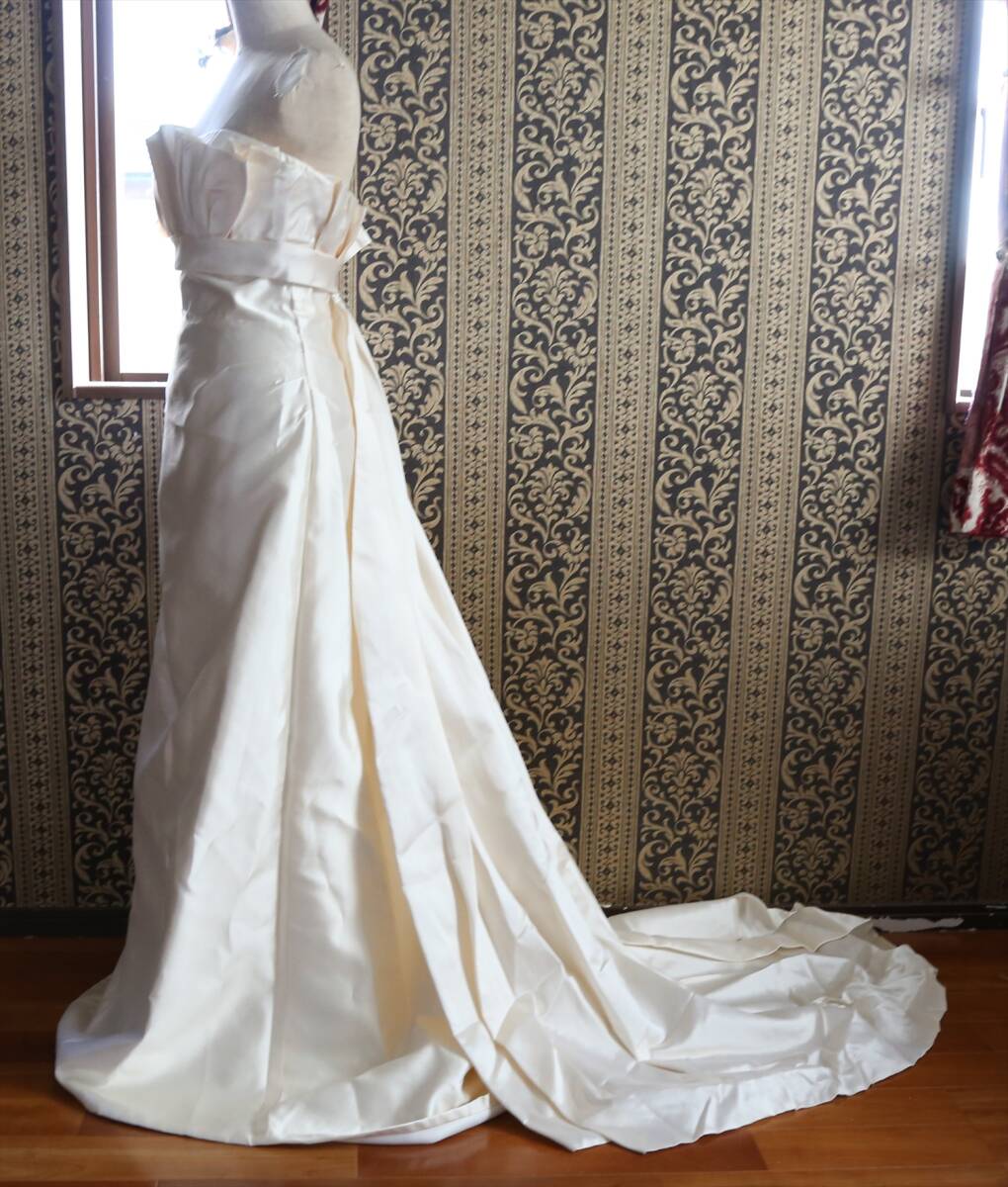 ACQUA CHIARAイタリア製シルク100%高級ウエディングドレス9号Mサイズスレンダーラインキナリ_画像2