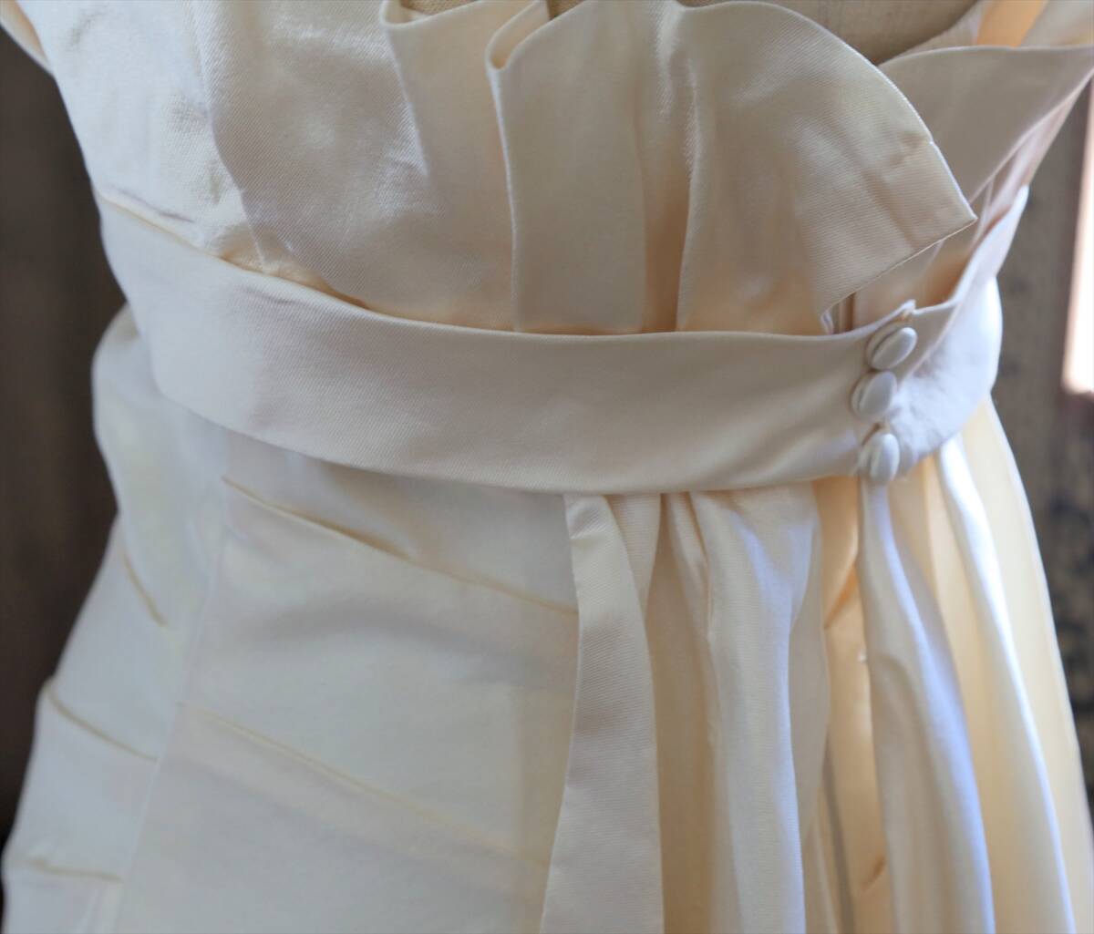 ACQUA CHIARAイタリア製シルク100%高級ウエディングドレス9号Mサイズスレンダーラインキナリ_画像10