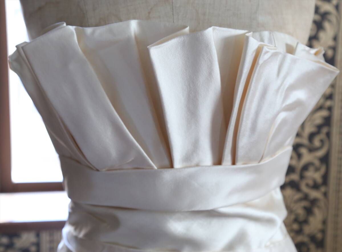 ACQUA CHIARAイタリア製シルク100%高級ウエディングドレス9号Mサイズスレンダーラインキナリ_画像6