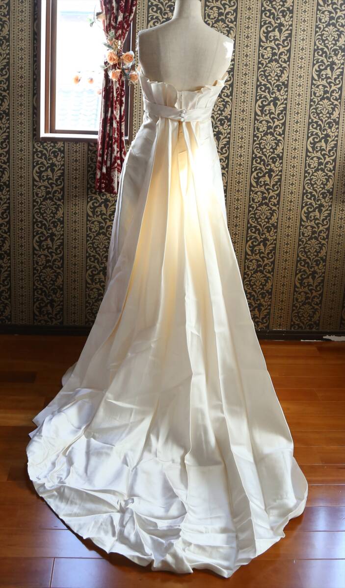ACQUA CHIARAイタリア製シルク100%高級ウエディングドレス9号Mサイズスレンダーラインキナリ_画像3