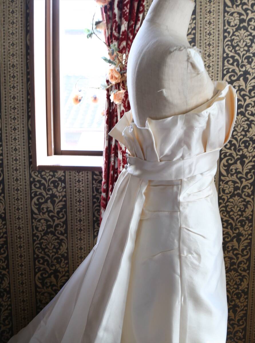 ACQUA CHIARAイタリア製シルク100%高級ウエディングドレス9号Mサイズスレンダーラインキナリ_画像9