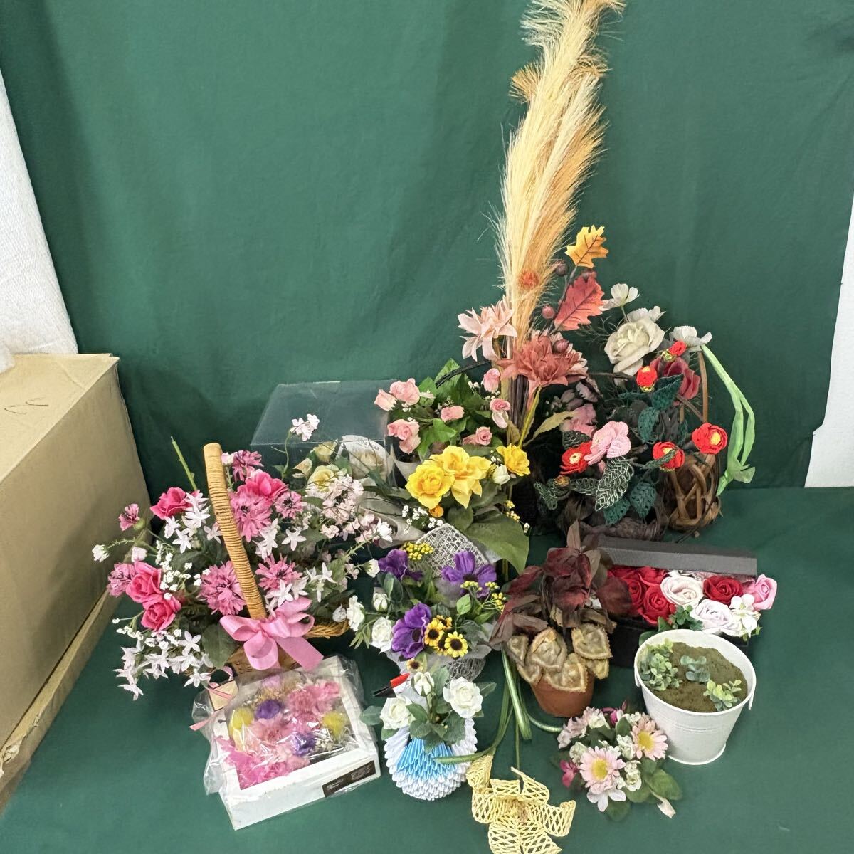 〇中古《フラワー インテリア まとめて》 造花 洋風 花 インテリア 籠 263-13_画像1
