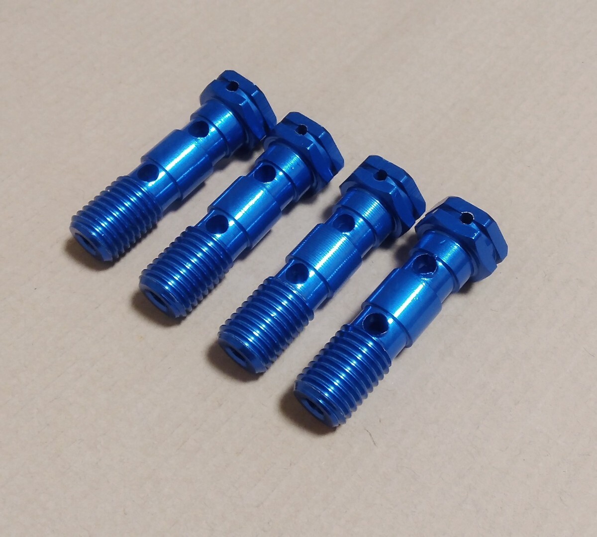 ☆ 激安新品！アルミバンジョーボルト（ダブルタイプ）M10×P1.25　ブルーアルマイト　4本セット　送料無料（定形外郵便にての発送）_画像3