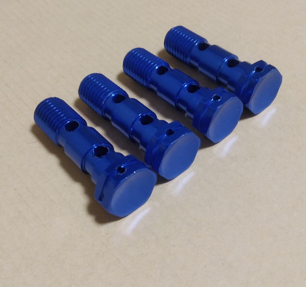 ☆ 激安新品！アルミバンジョーボルト（ダブルタイプ）M10×P1.25　ブルーアルマイト　4本セット　送料無料（定形外郵便にての発送）_画像2