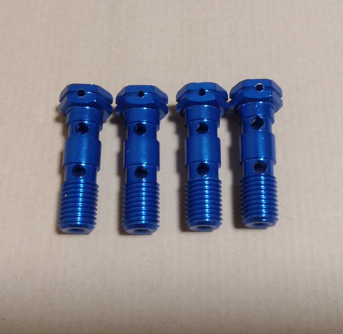 ☆ 激安新品！アルミバンジョーボルト（ダブルタイプ）M10×P1.25　ブルーアルマイト　4本セット　送料無料（定形外郵便にての発送）_画像1