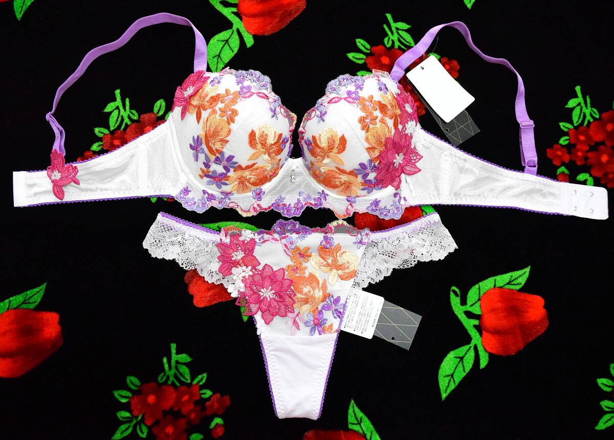 新品・タグ付き☆ワコール☆サルート☆８１G・ちはやふる☆ＰＵ☆Ｅ７０＆ソングＭ