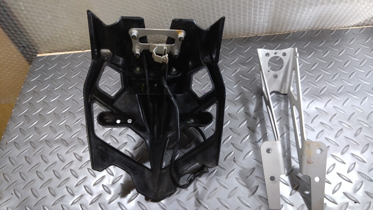 《送料込》ナンバープレートホルダー　YAMAHA YZF-R25純正？　流用　モタード　ストリートファイター　カスタム　ヤマハ_画像2