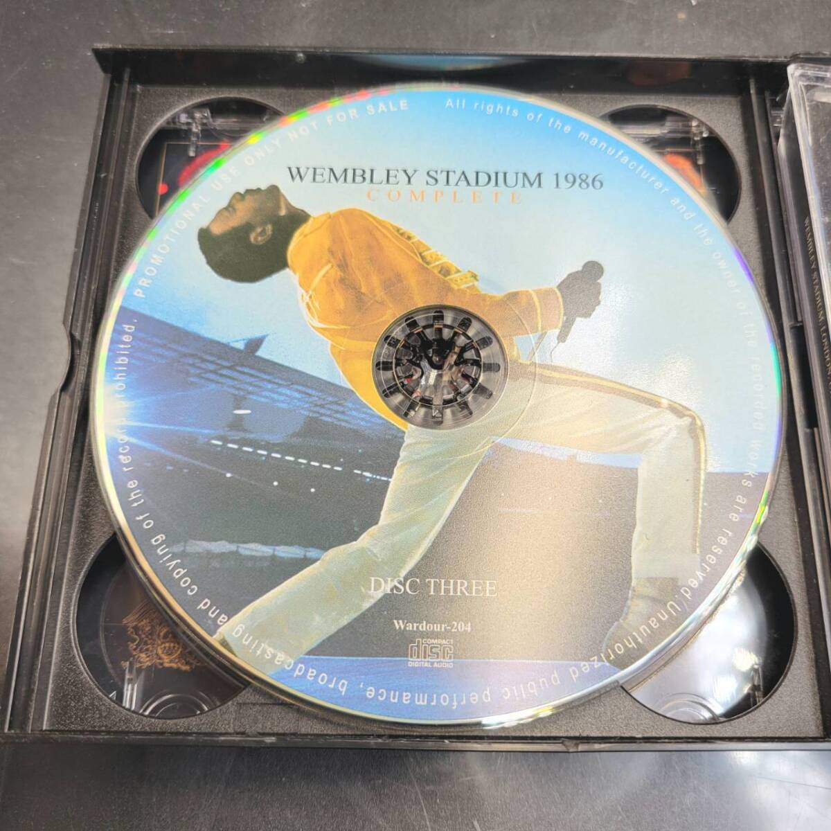 ③ QUEEN / WEMBLEY STADIUM 1986 / 4 CD ｜ クイーン / ウェンブリー・スタジアム 1986 ｜ ロック / ROCK / Wardour -204_画像6