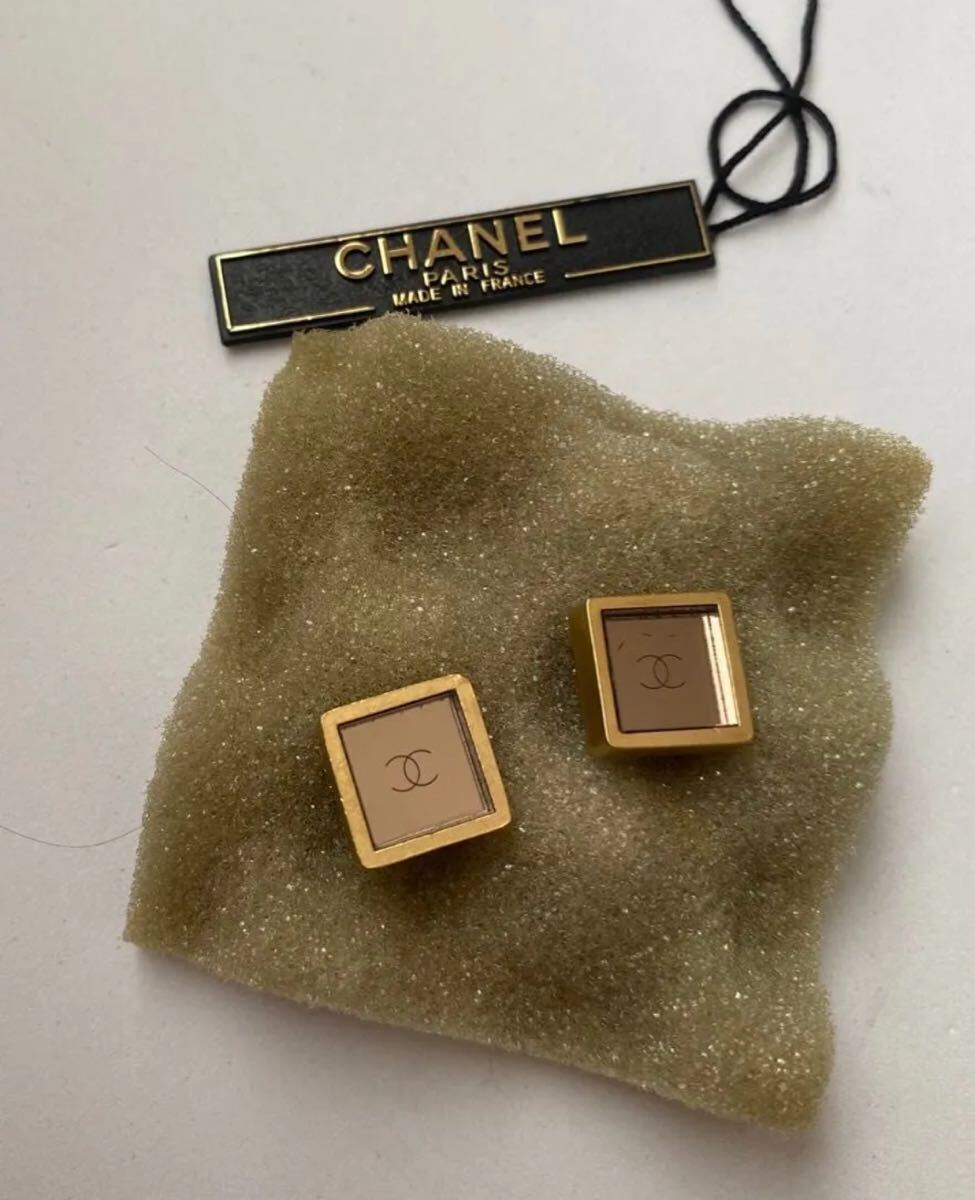 スクエアタイプのシンプルなロゴデザインが輝く【CHANEL】ピアス シャネル スクエア ピアス ロゴ ココマーク CHANEL|Yahoo