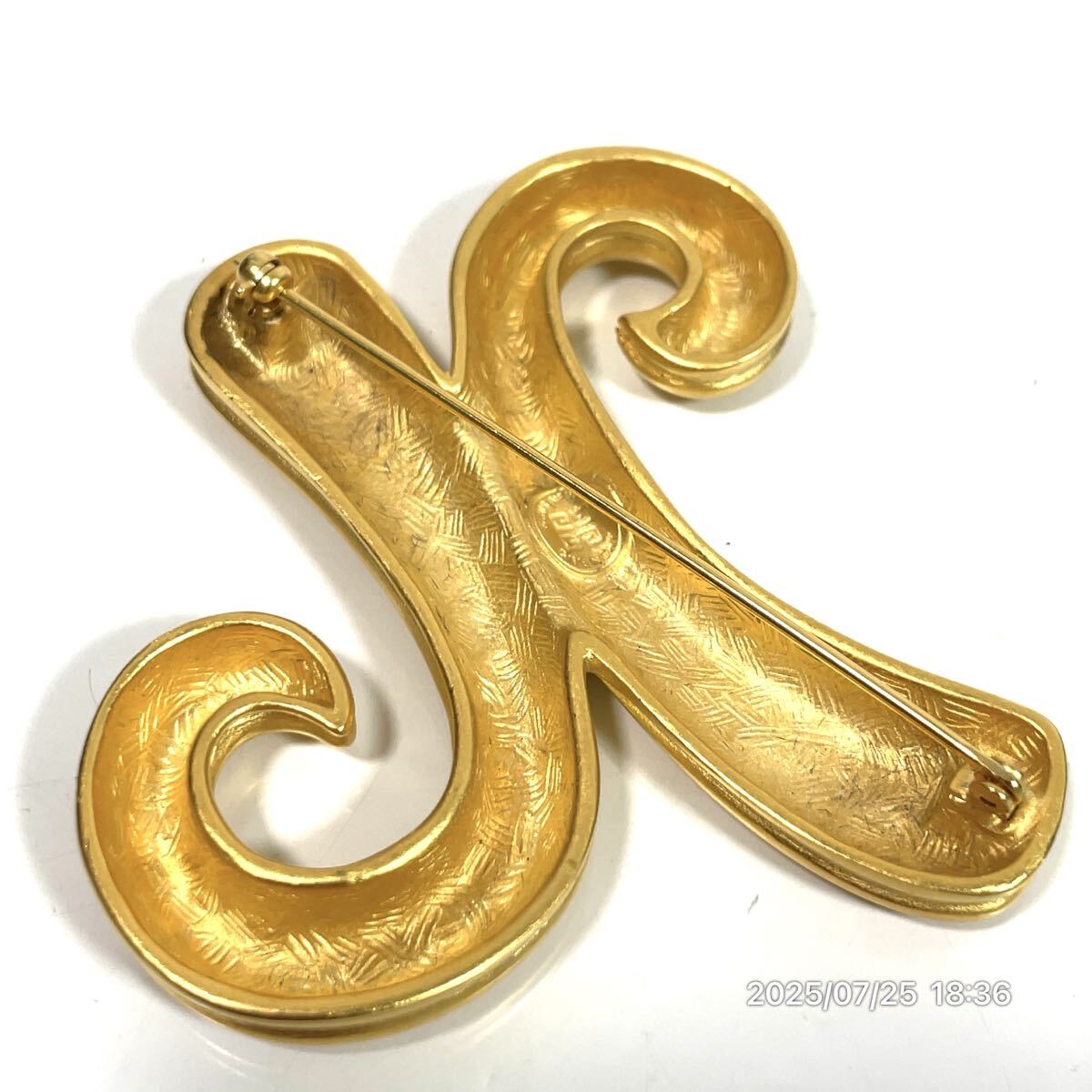 美品 GIVENCHY ジバンシー ジバンシィ ゴールドカラー 大ぶり ブローチ アクセサリー 装飾品 ファション 小物_画像4